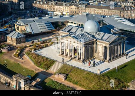 Vue aérienne de la ville, Observatoire restauré maintenant le Centre des Arts Collective, sur Calton Hill, Édimbourg, Écosse, Royaume-Uni Banque D'Images