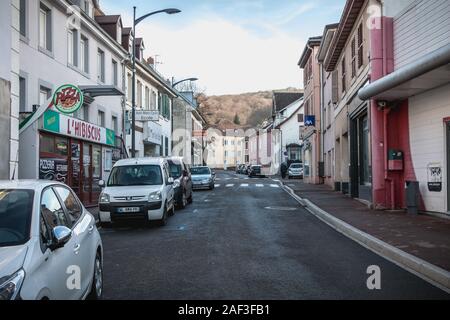 Beaucourt, France - le 26 décembre 2017 : détail architectural résidentiel type de chambre d'une petite ville de l'est de la France pour une journée d'hiver Banque D'Images