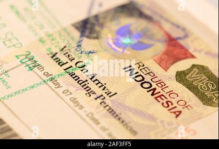 Singapour-14 JAN 2018 : Visa pour l'Indonésie (Visa à l'arrivée de République d'Indonésie). Tampon de visa dans le passeport. Macro photo, selective focus Banque D'Images