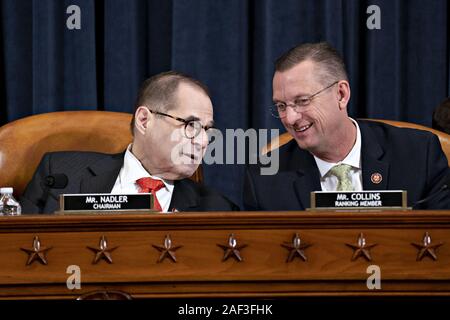 Washington, United States. Dec 12, 2019. Jerry Nadler, représentant démocrate de New York et président du Comité judiciaire de la Chambre, à gauche, des entretiens à rang représentant Doug Collins, un Républicain de Géorgie, au cours d'une audience à Washington, DC, le jeudi 12 décembre, 2019. Le Comité judiciaire est défini à la fin des articles de destitution contre débat le Président Donald Trump aujourd'hui avec une partie probablement ligne vote pour envoyer le texte, à l'étage de la maison. Photo par Andrew Harrer/UPI UPI : Crédit/Alamy Live News Banque D'Images