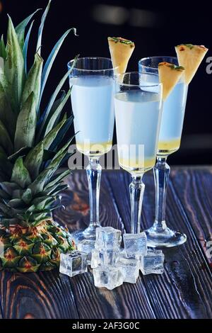Dans le restaurant. Cocktails est prêt. Sur la table en bois dans la boîte de nuit. L'éclairage de Nice Banque D'Images