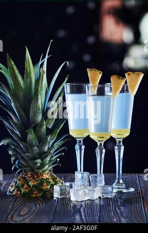 Recette spéciale. Cocktails est prêt. Sur la table en bois dans la boîte de nuit. L'éclairage de Nice Banque D'Images