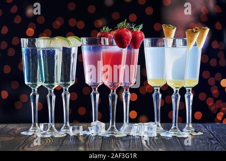 Différents types d'alcool. Cocktails est prêt. Sur la table en bois dans la boîte de nuit. L'éclairage de Nice Banque D'Images