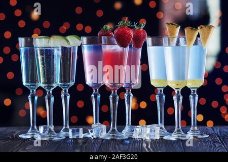Fruits différents. Cocktails est prêt. Sur la table en bois dans la boîte de nuit. L'éclairage de Nice Banque D'Images
