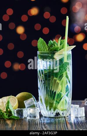 Un grand nombre de feuilles de Ming. Cocktail est prêt. Sur la table en bois dans la boîte de nuit. L'éclairage de Nice Banque D'Images