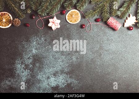 Composition de Noël avec les cookies, les branches d'arbres de Noël et des oranges séchées. Vue de dessus avec l'exemplaire de l'espace. Banque D'Images