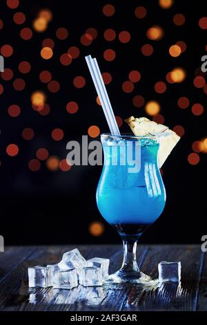 Dans une pièce sombre. Cocktail est prêt. Sur la table en bois dans la boîte de nuit. L'éclairage de Nice Banque D'Images