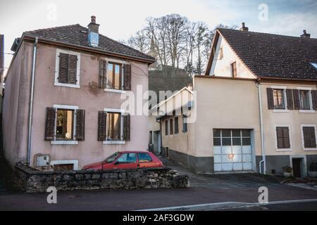 Beaucourt, France - le 26 décembre 2017 : détail architectural résidentiel type de chambre d'une petite ville de l'est de la France pour une journée d'hiver Banque D'Images