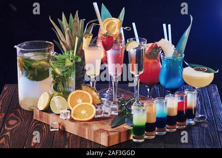Ensemble de nombreux cocktails. Boissons est prêt. Sur la table en bois dans la boîte de nuit. L'éclairage de Nice Banque D'Images