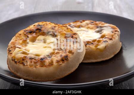 Close-up of two sex crumpets avec beurre de fusion - studio abattu avec une faible profondeur de champ Banque D'Images