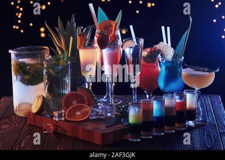 Variété de boissons alcoolisées. Cocktails est prêt. Sur la table en bois dans la boîte de nuit. L'éclairage de Nice Banque D'Images