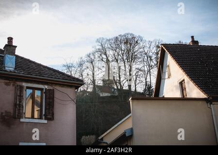 Beaucourt, France - le 26 décembre 2017 : détail architectural résidentiel type de chambre d'une petite ville de l'est de la France pour une journée d'hiver Banque D'Images