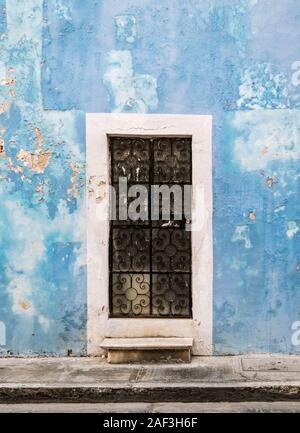 S'est évanoui, mur bleu d'un bâtiment colonial en besoin de rénovation à Campeche, Yucatan, Mexique. Banque D'Images