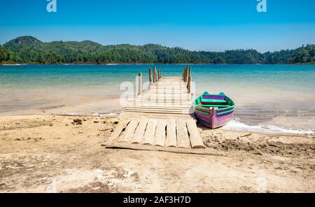 Plage de sable fin et d'un voile coloré à l'un des lacs de Montebello (Parque Nacional Lagunas de Montebello) dans la région de Chiapas, au Mexique, près de la frontière guatémaltèque. Banque D'Images