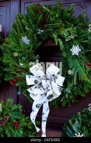 Ontario Canada.couronne de Noël sur une porte en bois Banque D'Images