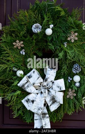 Ontario Canada.couronne de Noël sur une porte en bois Banque D'Images