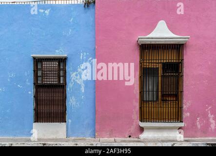 Rose et bleu, des façades de bâtiment colonial coloré à Campeche, Yucatan, Mexique. Banque D'Images