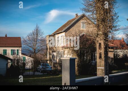 Beaucourt, France - le 26 décembre 2017 : détail architectural résidentiel type de chambre d'une petite ville de l'est de la France pour une journée d'hiver Banque D'Images