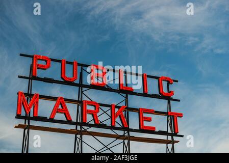 Le célèbre Marché Public signe au-dessus de Pike Place Market à Seattle, Washington, contre un ciel bleu. Banque D'Images