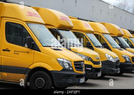 Halle, Allemagne. Dec 11, 2019. Les véhicules de livraison DHL sont en face d'une prestation de services de base. DHL s'attend à un nouveau record de nombre de colis pour les jours avant Noël. 11 millions de colis sont attendus par jour, la moyenne annuelle est de 5 millions de dollars par jour. Dans la Halle, la saison de Noël signifie 52 000 parcelles, qui sont remis à l'avant par le personnel chargé de l'exécution 90 portes chaque semaine. Crédit : Jan Woitas/dpa-Zentralbild/ZB/dpa/Alamy Live News Banque D'Images