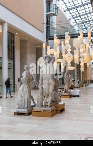 Sculptures Copenhague, vue de l'extension de la National Gallery de Copenhague connu sous le nom de la rue de sculptures, Statens Museum Kunst Copenhague, Danemark. Banque D'Images