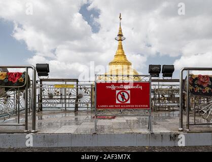 Aucune femme rouge 'autorisé' signe à l'emblématique Pagode Kyaiktiyo alias 'Golden Rock' un célèbre lieu de pèlerinage Bouddhiste. Banque D'Images