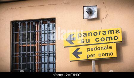 Côme, Italie - 4 novembre, 2017 : route jaune en italien signe indiquant la direction de l'Panorma de Como (como su panorama) et passage pour piétons Banque D'Images