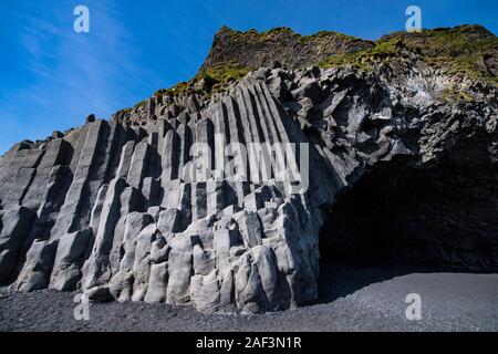 De superbes formations de basalte à la plage de Reynisfjara qui jouit dans le sud de l'Islande Banque D'Images