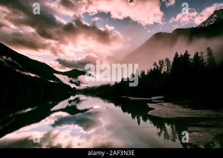 Un matin brumeux sur Diablo Lake dans le parc national des North Cascades. Banque D'Images