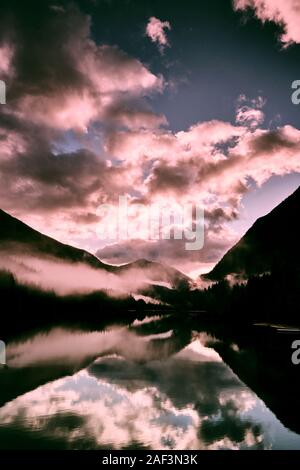 Un matin brumeux sur Diablo Lake dans le parc national des North Cascades. Banque D'Images