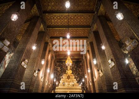 Vue de l'intérieur du hall de l'Ubosot Phra Wat Suthat temple, temple bouddhiste de Wat Pho à Bangkok, Thaïlande. Banque D'Images