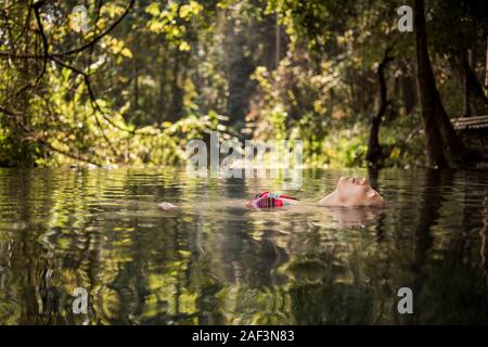 Un young caucasian woman relaxing at the secret hot springs de Sai Ngam, PAI, Mae Hong Son, province de la Thaïlande. Banque D'Images