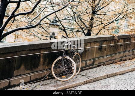 Seul le vélo sur une rue pavée à Stockholm, l'Europe à l'automne Banque D'Images