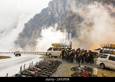 Les touristes à se préparer à descendre la fameuse Route de la mort, près de La Paz en Bolivie. Il est réputé pour être la route la plus dangereuse de la planète. Une barre de route de gravier Banque D'Images