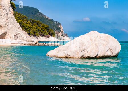 Blanc comme un énorme rocher mer couché dans l'eau de la pile de la mer Adriatique, avec de belles côtes de Numana, Ancona, Italie sur l'arrière-plan. Massif haute Banque D'Images