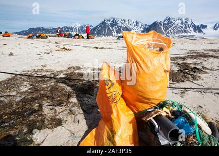 Collecte des ordures en plastique des touristes sur une plage éloignée dans le nord du Gabon, à environ 600 milles du Pôle Nord. Le plastique a été lavé à terre Banque D'Images