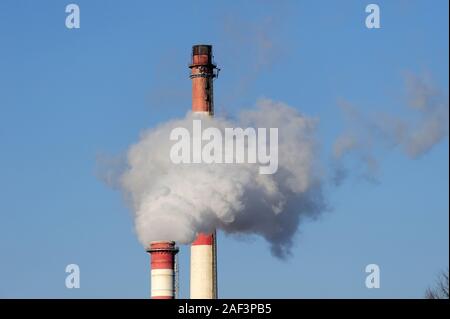 Pollution de l'air de la centrale à charbon, fumée et air, crise énergétique, visuels climatiques, cheminées fumée, tuyaux émet une longue traînée de fumée sur le ciel bleu Banque D'Images