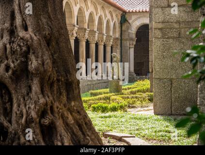 Guimaraes, Portugal - 18 août 2019 : statue religieuse à l'intérieur du cloître de Museu de Alberto Sampaio à Guimaraes Banque D'Images