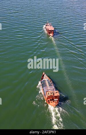 Bateau de tourisme déménagement sur la rivière Duoro à Porto Vue de dessus Banque D'Images