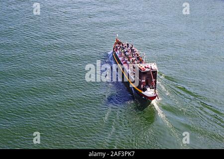 Bateau de tourisme déménagement sur la rivière Duoro à Porto Vue de dessus Banque D'Images