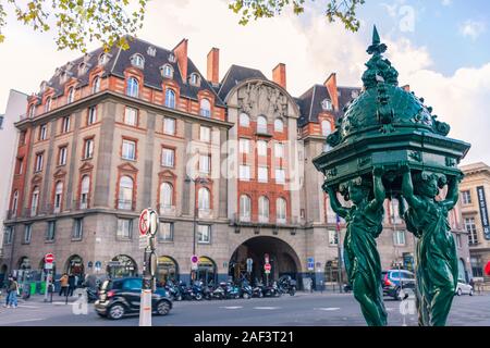 Paris, France - 7 novembre 2019 : Art Déco avec passage inférieur sur la rue de Nevers. L'une des sources de Wallace à Paris, les financent en 1872. D Banque D'Images