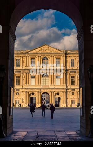 Paris, France - 7 novembre 2019 : Entrée de la Seine à la Cour carrée (Cour Carrée) au musée du Louvre Banque D'Images