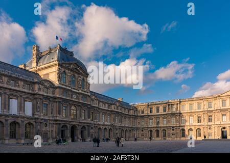 Paris, France - 7 novembre 2019 : Entrée de la Cour carrée (Cour Carrée) à la Pyramide, Cour au musée du Louvre Banque D'Images