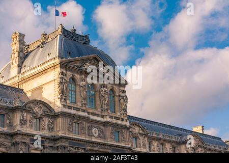 Paris, France - 7 novembre 2019 : Début de l'entrée de la Cour carrée (Cour Carrée) à la Pyramide, Cour au musée du Louvre Banque D'Images