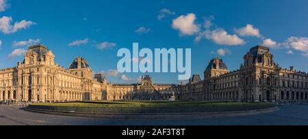 Paris, France - 7 novembre 2019 : cour intérieure, dans la pyramide du Louvre, de la place du carrousel Banque D'Images