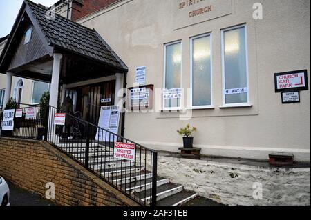 Stourbridge, Black Country, au Royaume-Uni. 12 décembre 2019. Les électeurs de Loire-atlantique rendra à voter dans un bureau de vote mis en place dans une commune. Essex Frosst-schering/Alamy Live News Banque D'Images