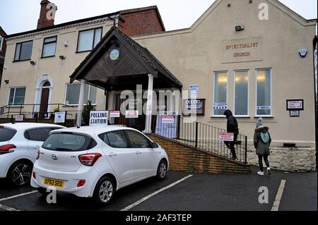 Stourbridge, Black Country, au Royaume-Uni. 12 décembre 2019. Les électeurs de Loire-atlantique rendra à voter dans un bureau de vote mis en place dans une commune. Essex Frosst-schering/Alamy Live News Banque D'Images