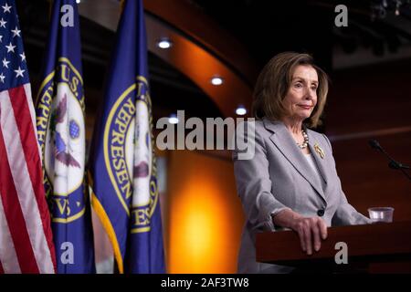 Washington, DC, USA. Dec 12, 2019. Le président de la Chambre des représentants des Etats-Unis Nancy Pelosi (démocrate de Californie), prend la parole au cours de sa conférence de presse hebdomadaire sur la colline du Capitole à Washington, DC, États-Unis, le jeudi 12 décembre, 2019. Utilisation dans le monde entier | Credit : dpa/Alamy Live News Banque D'Images