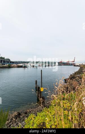 Une vue de l'Île Harbour, la borne 18, de West Seattle, Washington. Grues du port sont visibles dans cette image. Banque D'Images