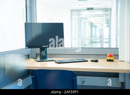 Norderstedt, Allemagne. Dec 12, 2019. Voir dans une salle de surveillance avec 'urgence bouton ouvrir dans l'entrée du nouveau bâtiment Bâtiment 3 au cours d'une visite de presse dans l'établissement correctionnel Glasmoor. En près de deux ans de construction, un nouveau bâtiment de 108 chambres modernes de détention individuelle pour ouvrir l'exécution a été érigé sur le terrain de la prison. Crédit : Christian Charisius/dpa/Alamy Live News Banque D'Images